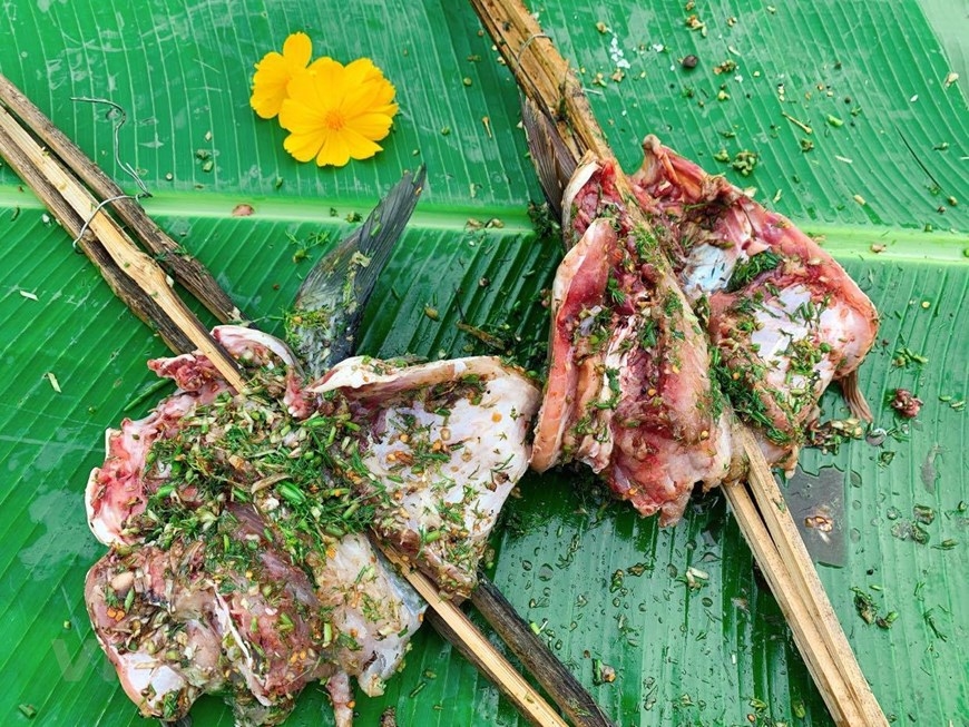 Ăn cá nướng giữa mùa hè oi bức nghe có vẻ nghịch lý? Nhưng với 