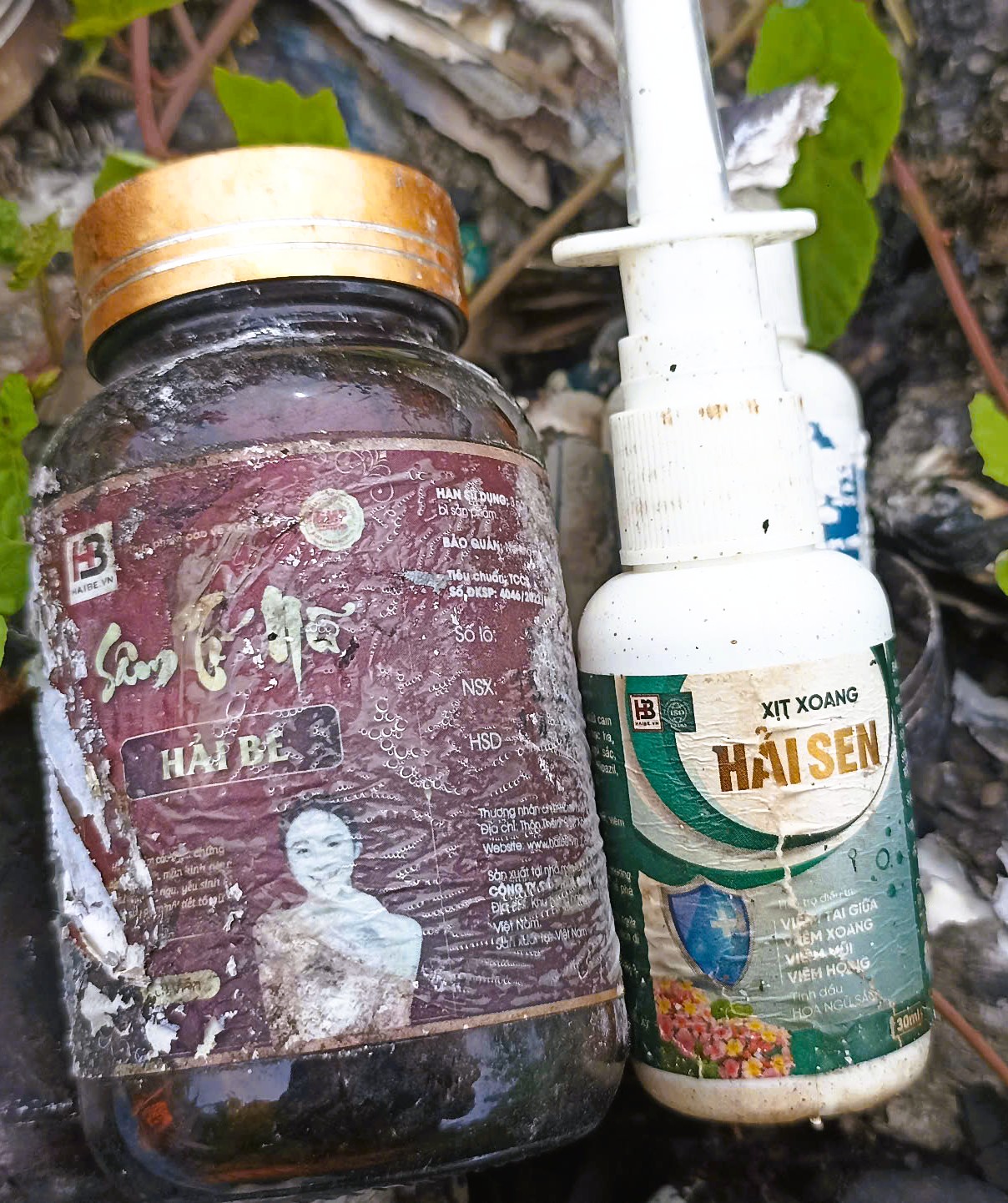 Sản phẩm ghi "Hải Sen" vứt thành đống, đốt cháy nham nhở gần nhà "TikToker Hải Sen" vừa bị bắt- Ảnh 3.