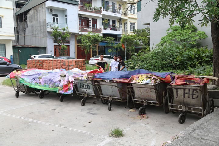 Hàng nghìn hộp thực phẩm chức năng hết hạn bị vứt ra bãi rác ở Quảng Ninh- Ảnh 1.