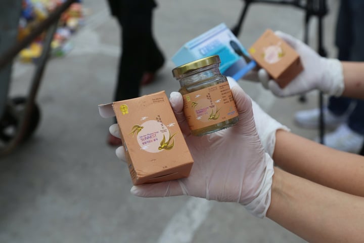 Hàng nghìn hộp thực phẩm chức năng hết hạn bị vứt ra bãi rác ở Quảng Ninh- Ảnh 3.