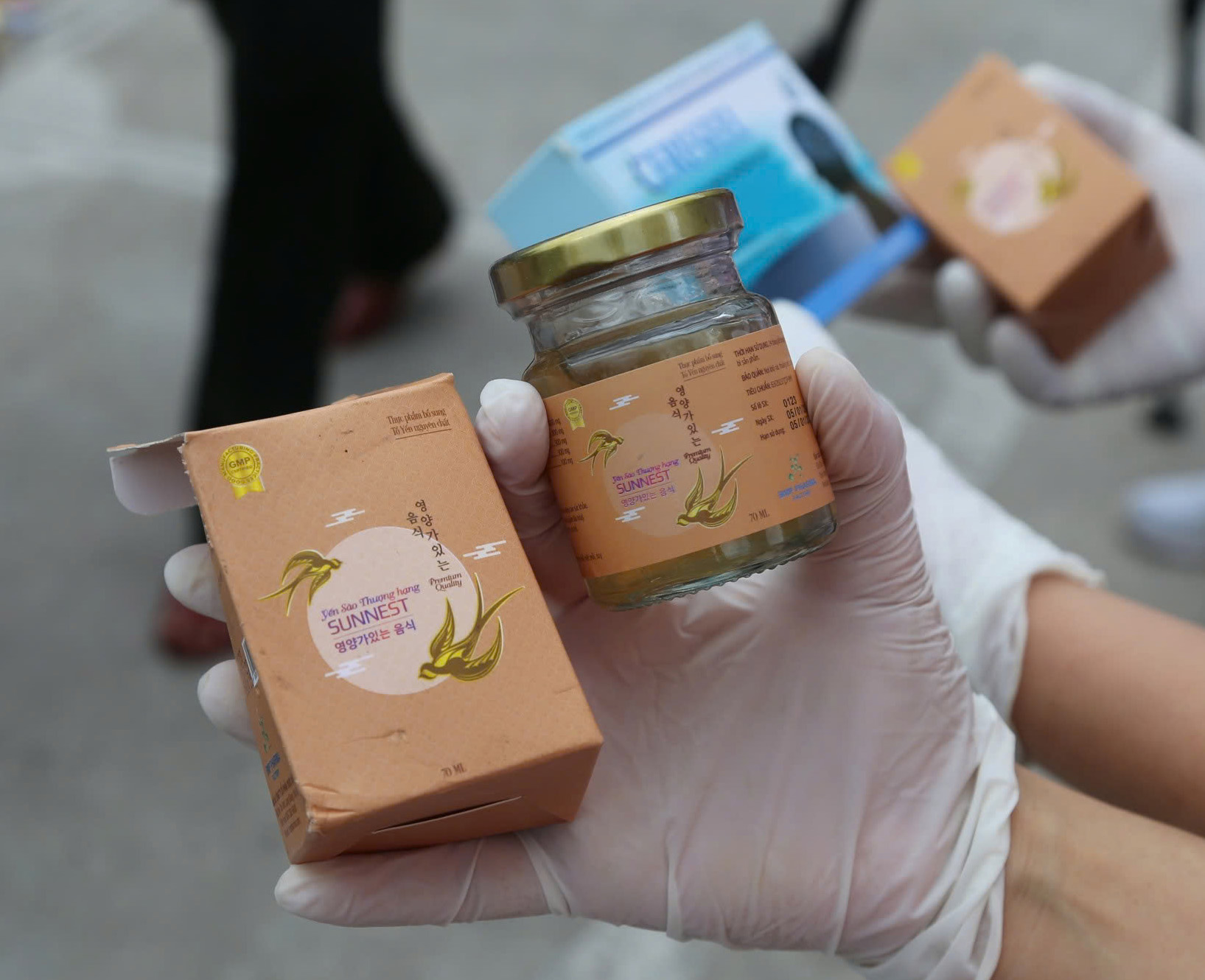 Cận cảnh hàng nghìn hộp thực phẩm chức năng bị đổ bỏ ngổn ngang ở bãi rác tại Quảng Ninh- Ảnh 7.