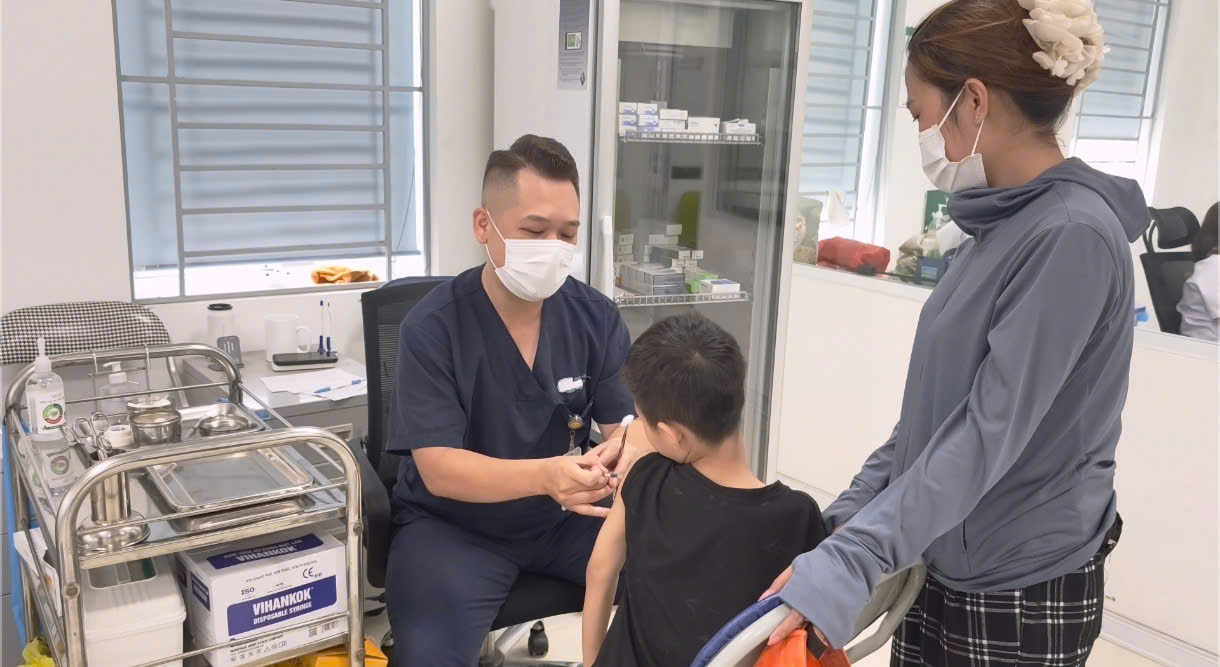 Về quê nghỉ hè, bé trai hơn 2 tuổi bị chó nhà hàng xóm cắn nhiều nhát vào cổ, tay và đùi- Ảnh 1.