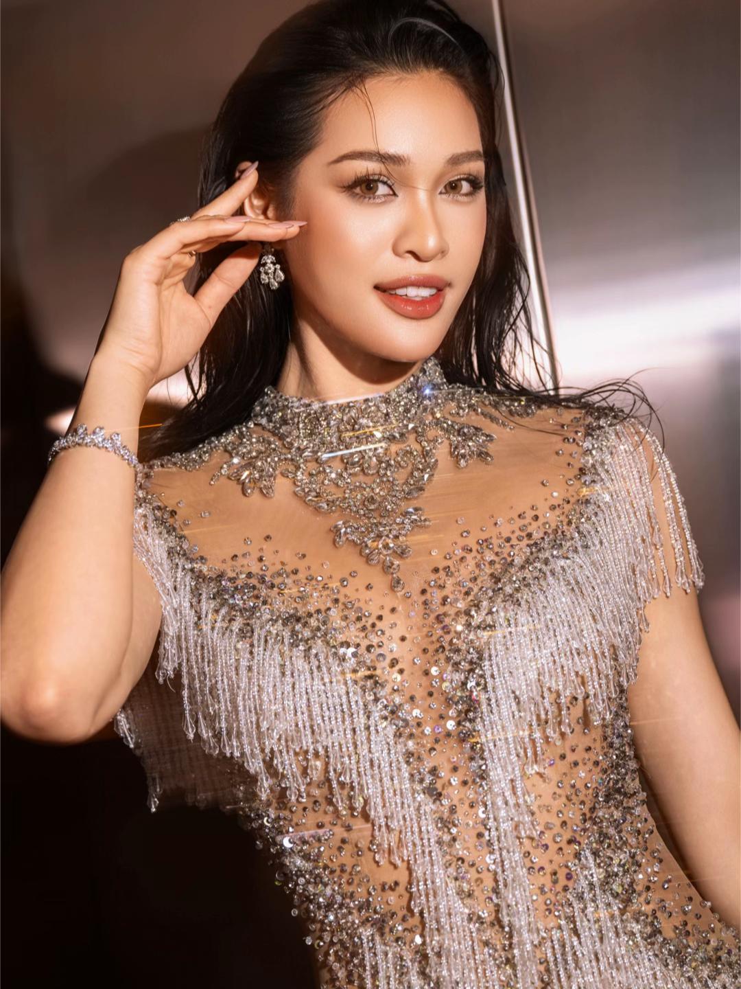 Thí sinh Miss Cosmo trình diễn dạ hội như nữ thần Hy Lạp, body chuẩn quốc tế khiến netizen “đổ rạp”- Ảnh 12.