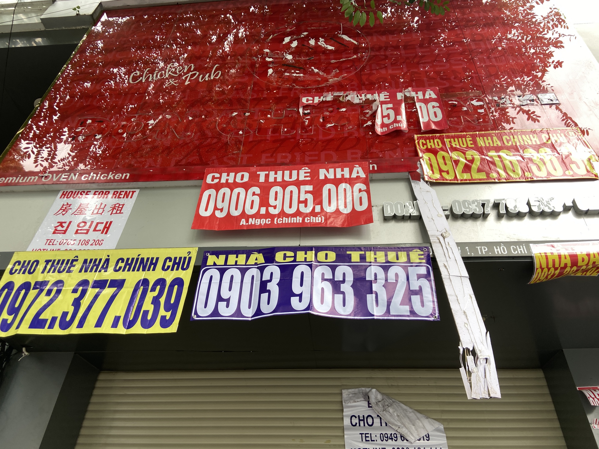 Khung cảnh lạ tại "khu nhà giàu" giữa lòng TP.HCM: Hàng loạt mặt bằng đóng cửa cho thuê, treo biển giảm giá vẫn không có khách- Ảnh 1.