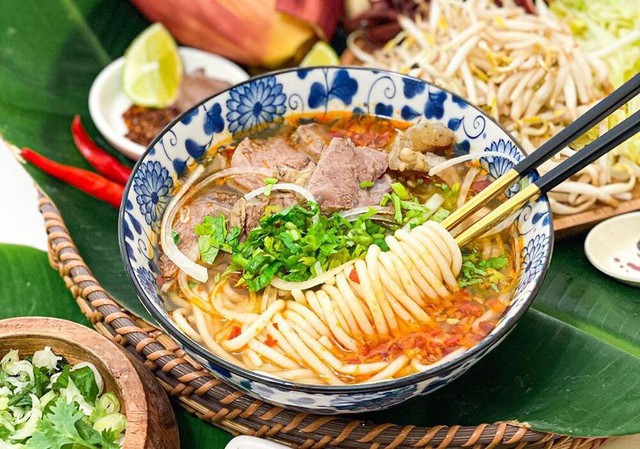 Khách Tây nhận xét: Việt Nam có 1 món ăn khiến chúng tôi phải húp đến giọt cuối cùng- Ảnh 4.