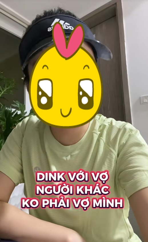 Vợ chồng cùng lên sân pickleball, chồng lại dink với vợ người khác, chán chê mới hỏi: Em đã đánh chưa?- Ảnh 1.
