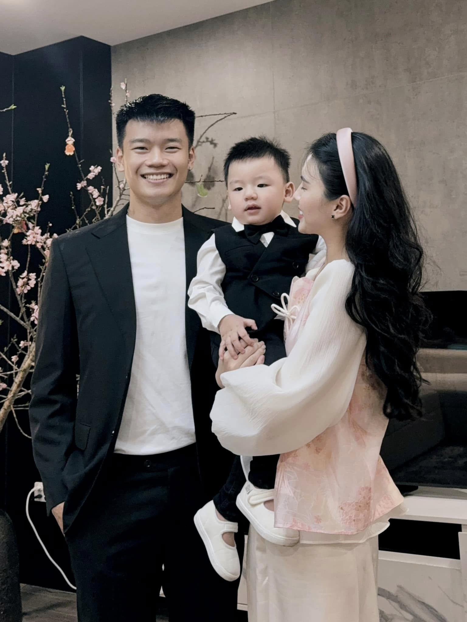 Thành Chung khoe bộ ảnh ngọt hơn đường với nàng WAG xinh nhất làng bóng Việt, 7 năm yêu vẫn một ánh mắt si tình- Ảnh 7.