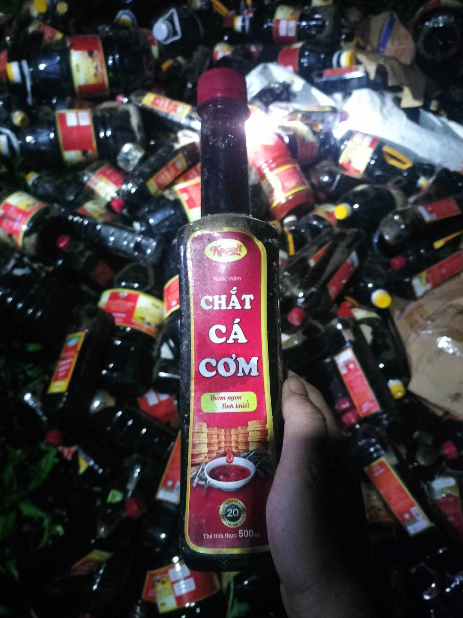 Cả ngàn chai nước mắm bị vứt bỏ trong bụi rậm ở Quảng Nam- Ảnh 2.