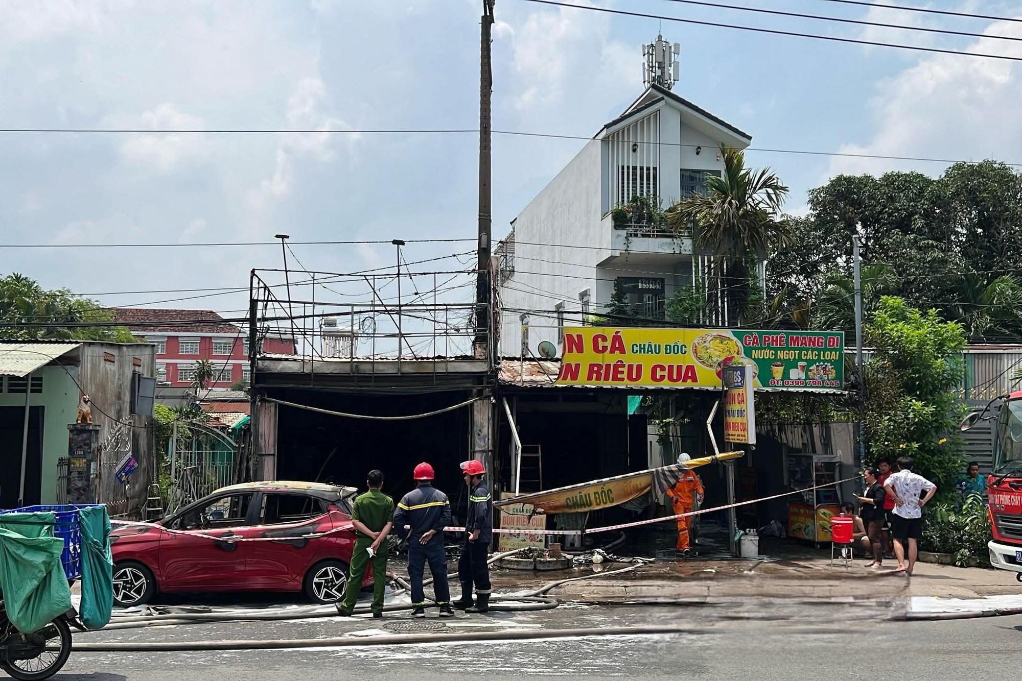 Đổ xăng dọa vợ gây cháy lớn: Chồng hé lộ cuộc điện thoại trước khi xảy ra tai nạn- Ảnh 2.