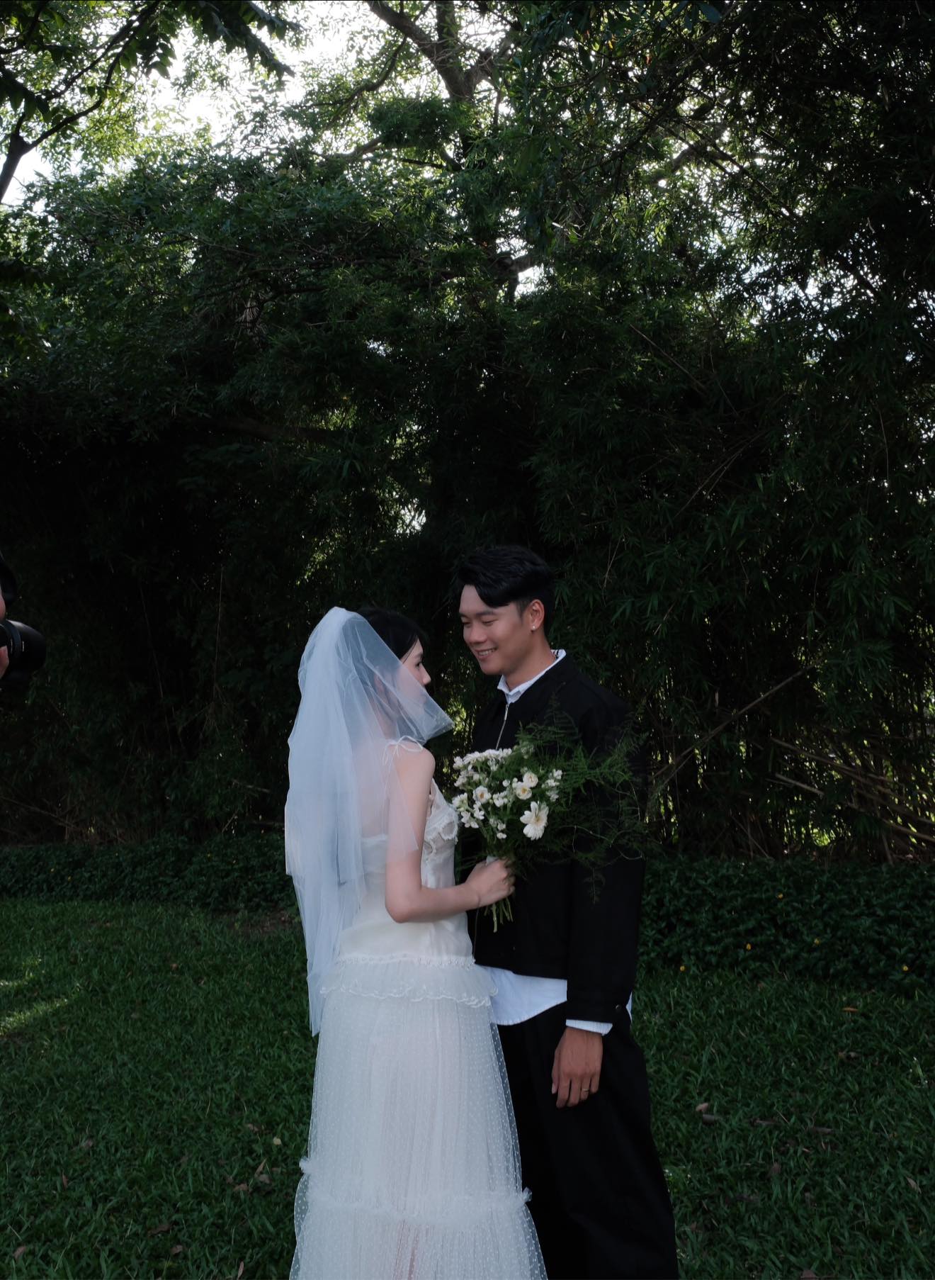 Thành Chung khoe bộ ảnh ngọt hơn đường với nàng WAG xinh nhất làng bóng Việt, 7 năm yêu vẫn một ánh mắt si tình- Ảnh 3.