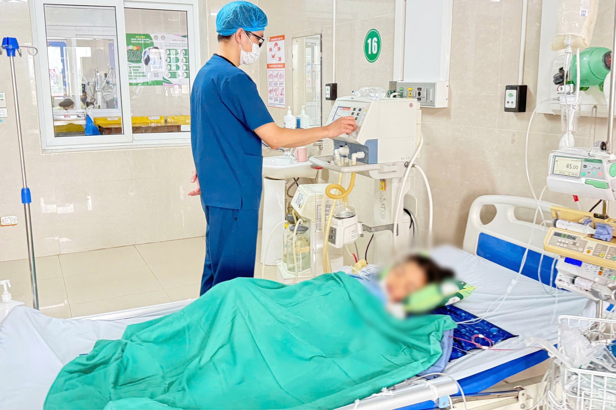 Rắn cạp nia chui ra từ điều hòa, bò lên người cắn bé gái 7 tuổi ở Ninh Bình nguy kịch- Ảnh 1.