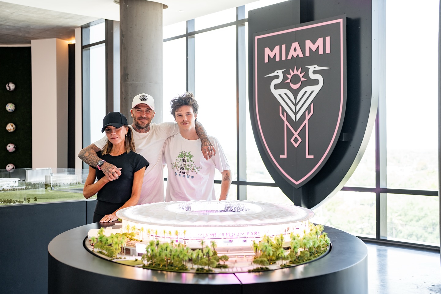 Beckham khoe ảnh con trai 19 tuổi đẹp trai tựa nam thần, niềm an ủi giữa lúc con trai cả vô ơn- Ảnh 1.