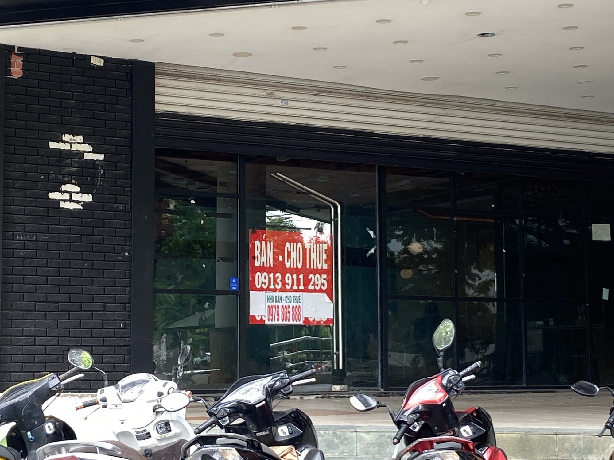 Khung cảnh lạ tại "khu nhà giàu" giữa lòng TP.HCM: Hàng loạt mặt bằng đóng cửa cho thuê, treo biển giảm giá vẫn không có khách- Ảnh 2.