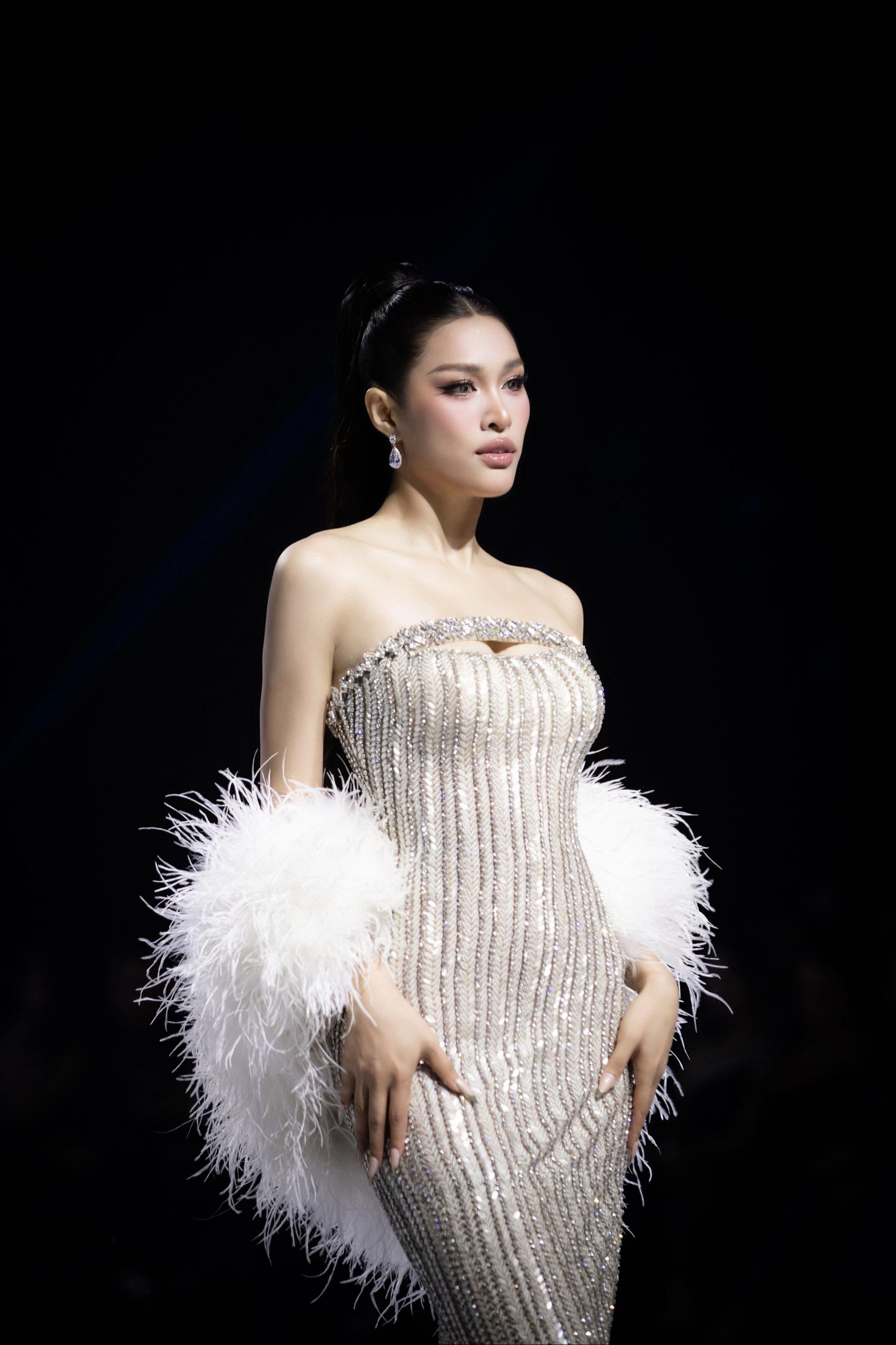 Thí sinh Miss Cosmo trình diễn dạ hội như nữ thần Hy Lạp, body chuẩn quốc tế khiến netizen “đổ rạp”- Ảnh 10.