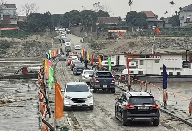 Cầu phao Phong Châu sẵn sàng phục vụ người dân qua sông Hồng- Ảnh 1.