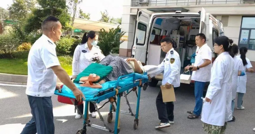 Đầy bụng đi khám, người phụ nữ sốc nặng khi sinh ra bé trai nặng 2,5kg- Ảnh 1.