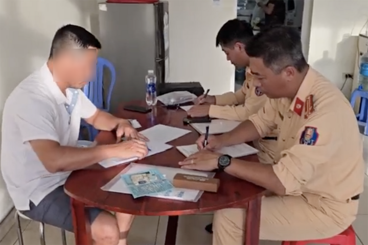 Xe tải chở thùng hàng nghiêng hẳn sang một bên vẫn phóng vèo vèo trên cao tốc- Ảnh 2.