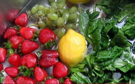 Chuy&ecirc;n gia hướng dẫn c&aacute;ch rửa rau loại bỏ thuốc trừ s&acirc;u, chất k&iacute;ch th&iacute;ch