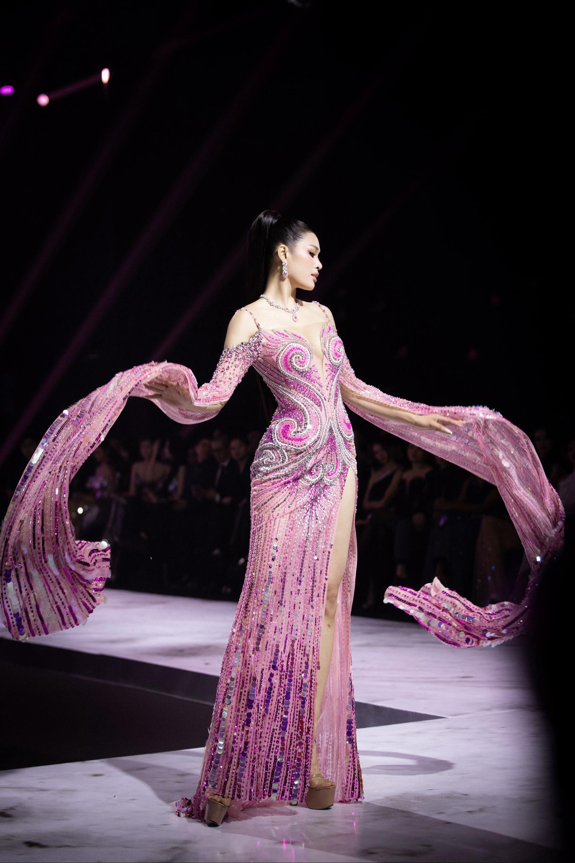 Thí sinh Miss Cosmo trình diễn dạ hội như nữ thần Hy Lạp, body chuẩn quốc tế khiến netizen “đổ rạp”- Ảnh 8.