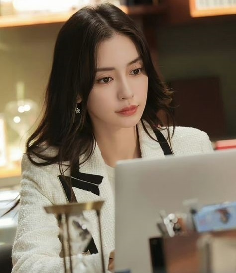 Sự hết thời của 1 sao hạng A: Bị quản lý mắng giữa đường cũng không dám cãi, nhan sắc tụt dốc đáng báo động- Ảnh 5. Sự hết thời của 1 sao hạng A: Bị quản lý mắng giữa đường cũng không dám cãi, nhan sắc tụt dốc đáng báo động- Ảnh 5.