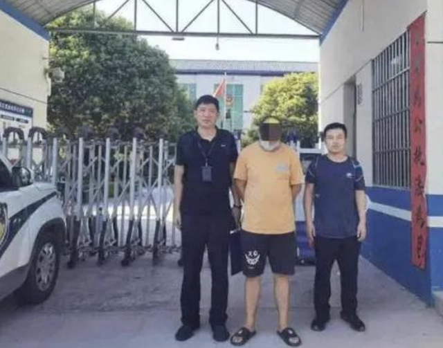 Tịch thu 5,6 kg vàng, 700 triệu đồng tiền mặt và hàng xa xỉ tại nhà trọ, bãi đỗ xe- Ảnh 2.