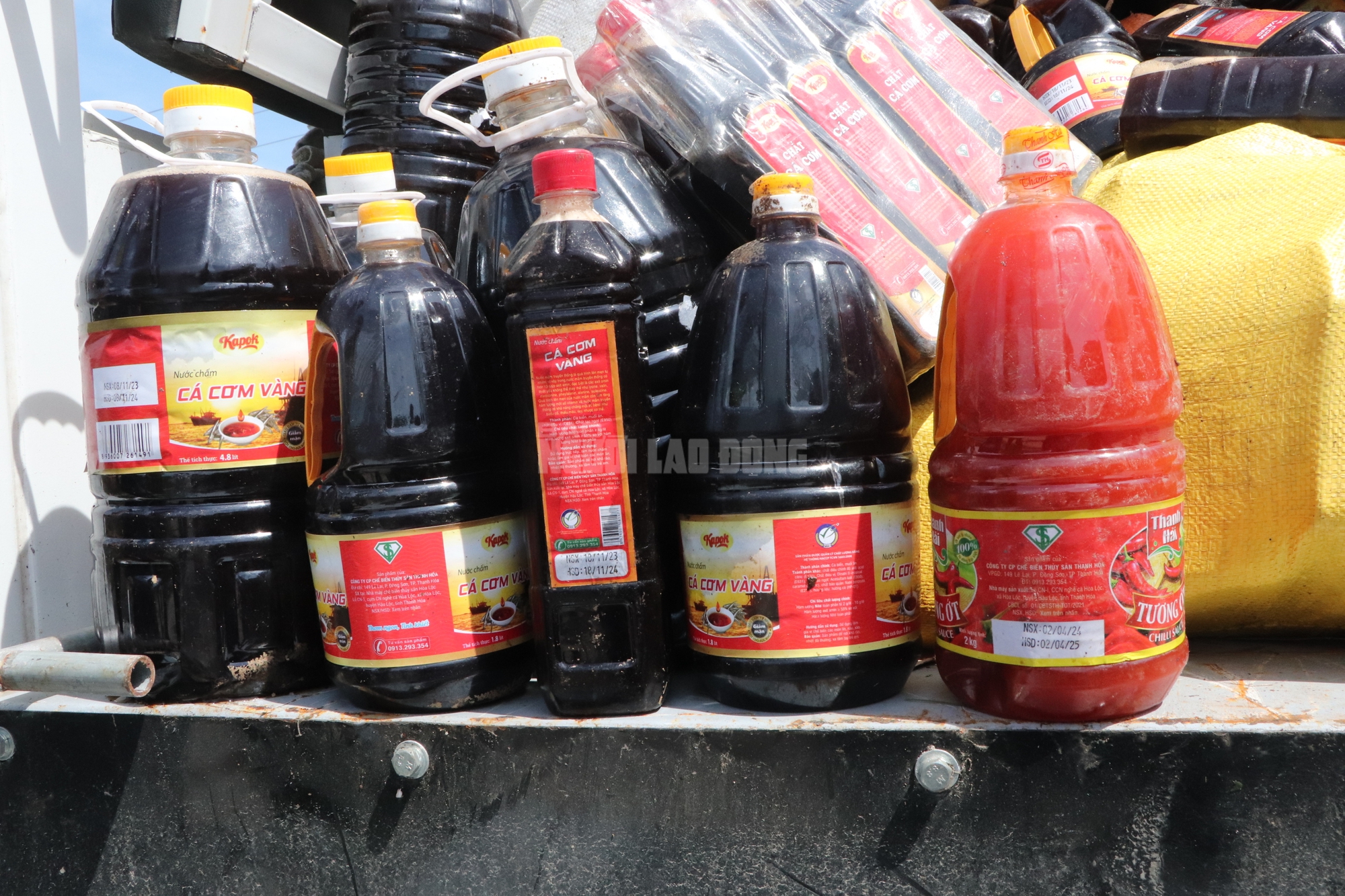 Nguồn gốc hàng ngàn chai nước mắm bị vứt bỏ ở Quảng Nam- Ảnh 9.