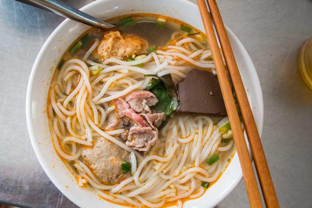 Khách Tây nhận xét: Việt Nam có 1 món ăn khiến chúng tôi phải húp đến giọt cuối cùng- Ảnh 6.