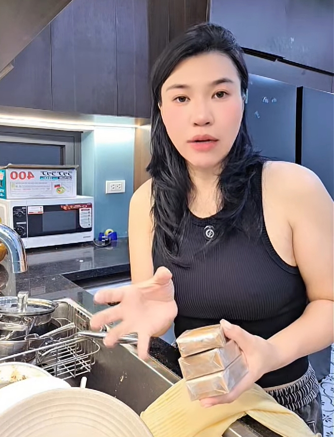 Từ vụ Hải Sen bán thực phẩm giả đến Mẹ Cua Cốm quảng cáo "cao ngựa trẻ 6 tháng tuổi cũng ăn được": Đừng để bị "dẫn dắt" bằng lượt like mà hại con- Ảnh 2.