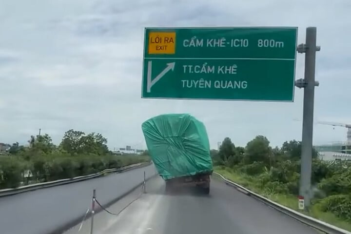 Xe tải chở thùng hàng nghiêng hẳn sang một bên vẫn phóng vèo vèo trên cao tốc- Ảnh 1.