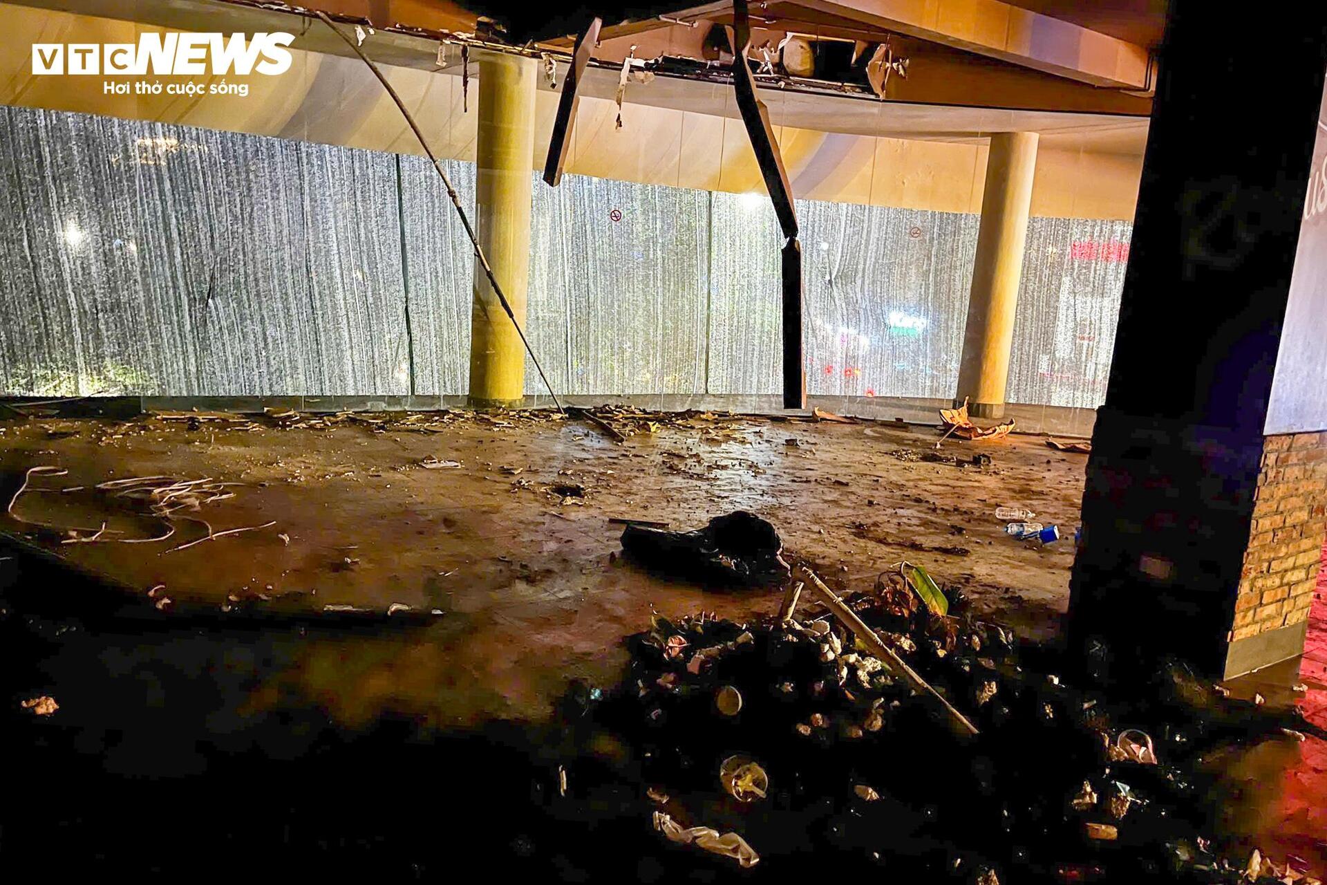 Hà Nội bắt đầu phá dỡ tòa nhà 'Hàm cá mập'- Ảnh 8.