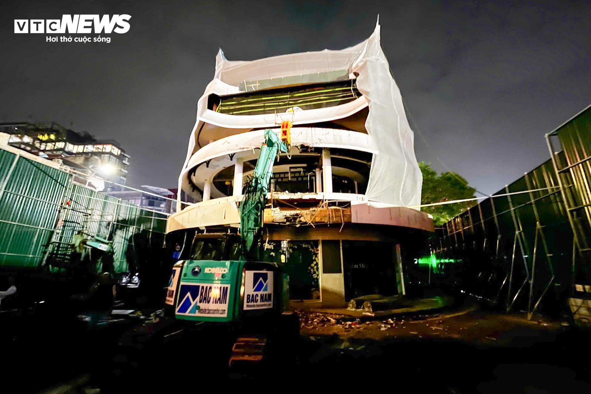Hà Nội bắt đầu phá dỡ tòa nhà 'Hàm cá mập'- Ảnh 9.