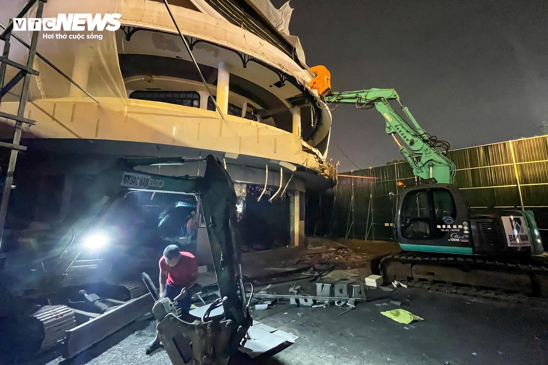 Hà Nội bắt đầu phá dỡ tòa nhà 'Hàm cá mập'- Ảnh 2.