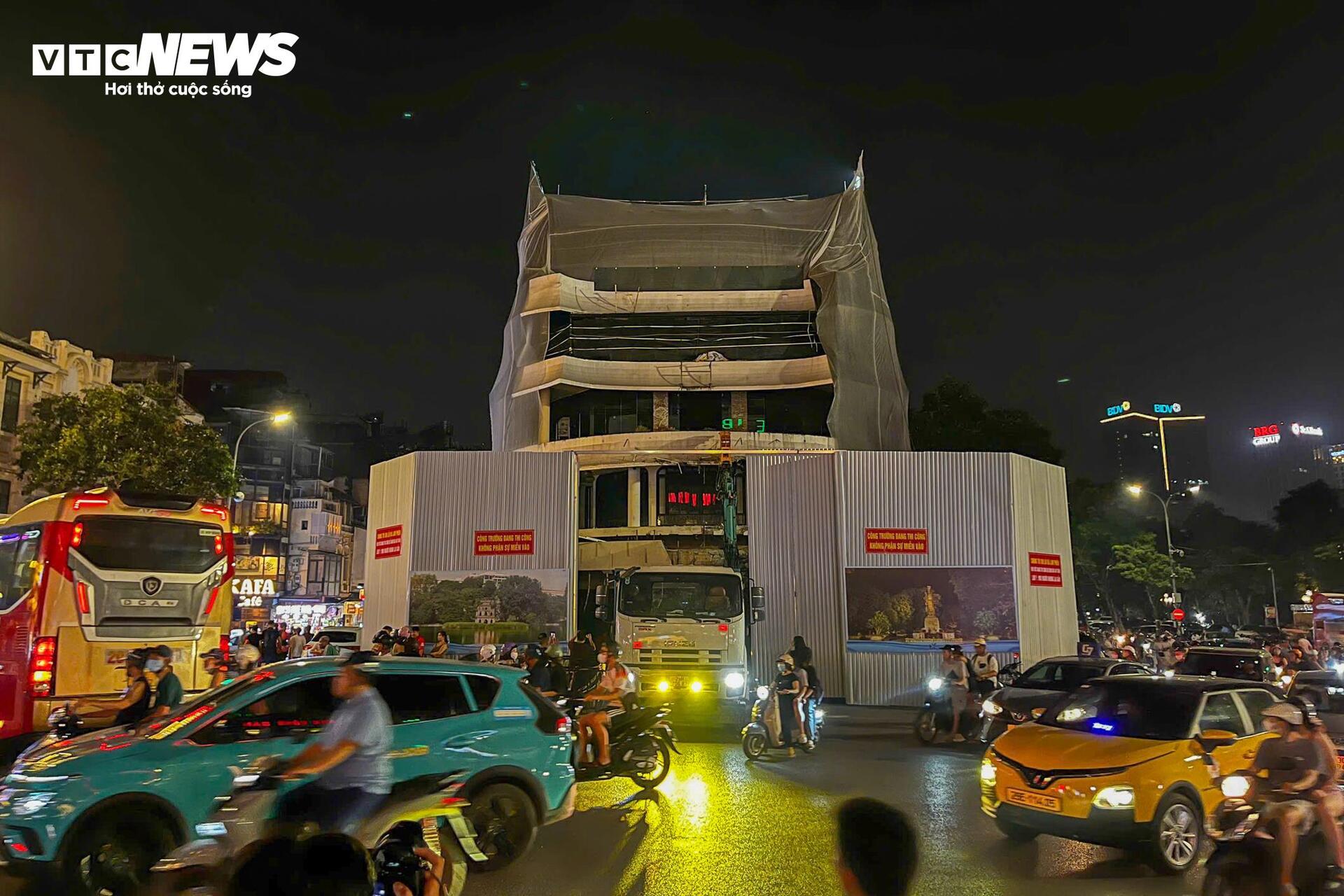Hà Nội bắt đầu phá dỡ tòa nhà 'Hàm cá mập'- Ảnh 1.