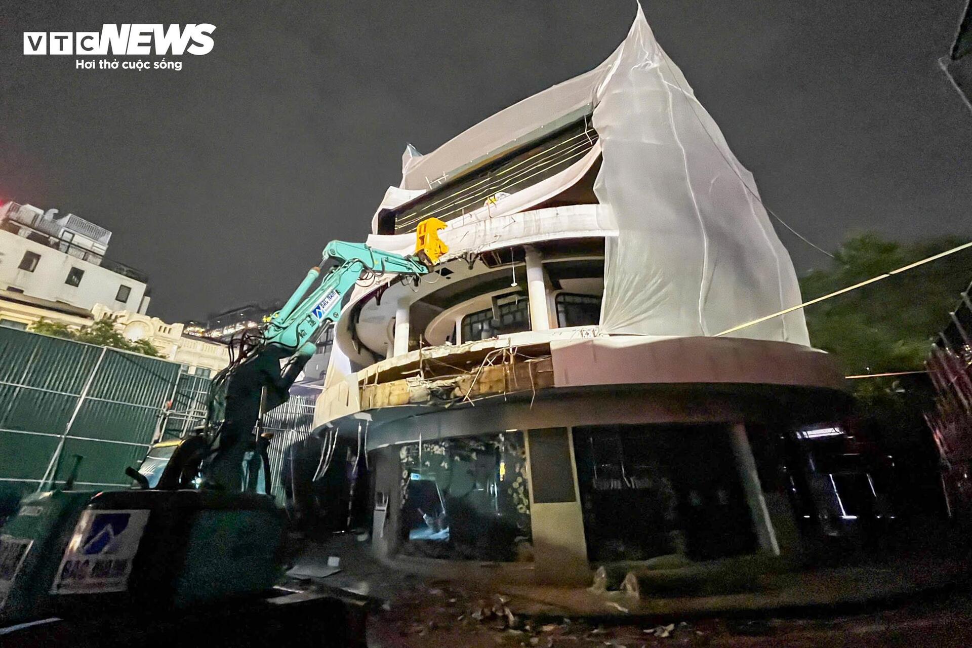 Hà Nội bắt đầu phá dỡ tòa nhà 'Hàm cá mập'- Ảnh 4.
