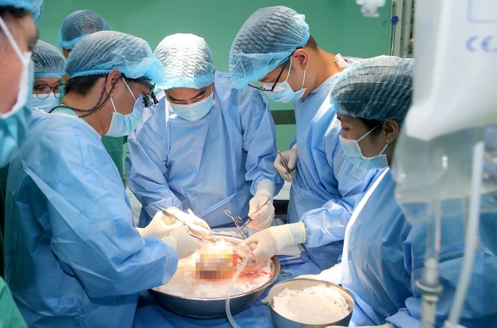 Xuyên đêm ghép 4 tạng cứu người- Ảnh 1. Xuyên đêm ghép 4 tạng cứu người- Ảnh 1.