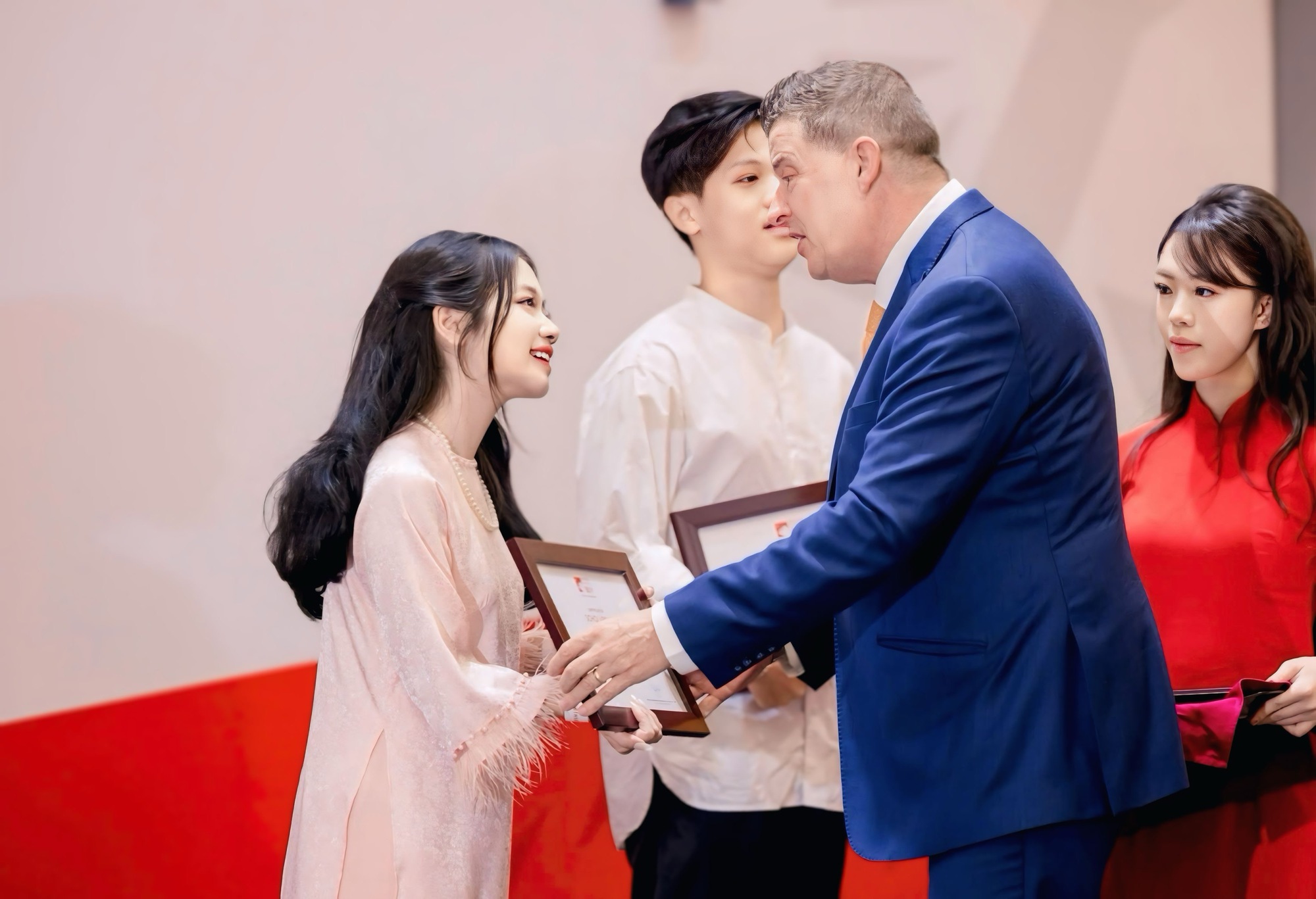 Gái xinh Bắc Bling giành học bổng gần 1 tỷ đồng của BUV, tất cả nhờ câu nói 7 chữ từ mẹ: "Ước gì con được học ở đây!"- Ảnh 4.