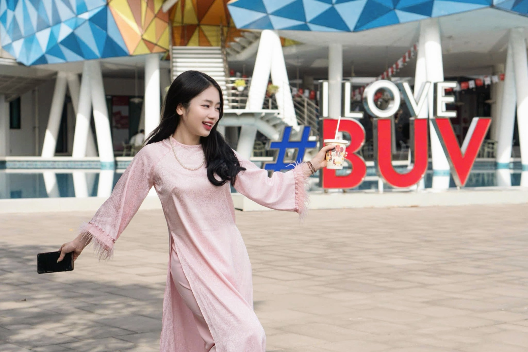 Gái xinh Bắc Bling giành học bổng gần 1 tỷ đồng của BUV, tất cả nhờ câu nói 7 chữ từ mẹ: "Ước gì con được học ở đây!"- Ảnh 3.