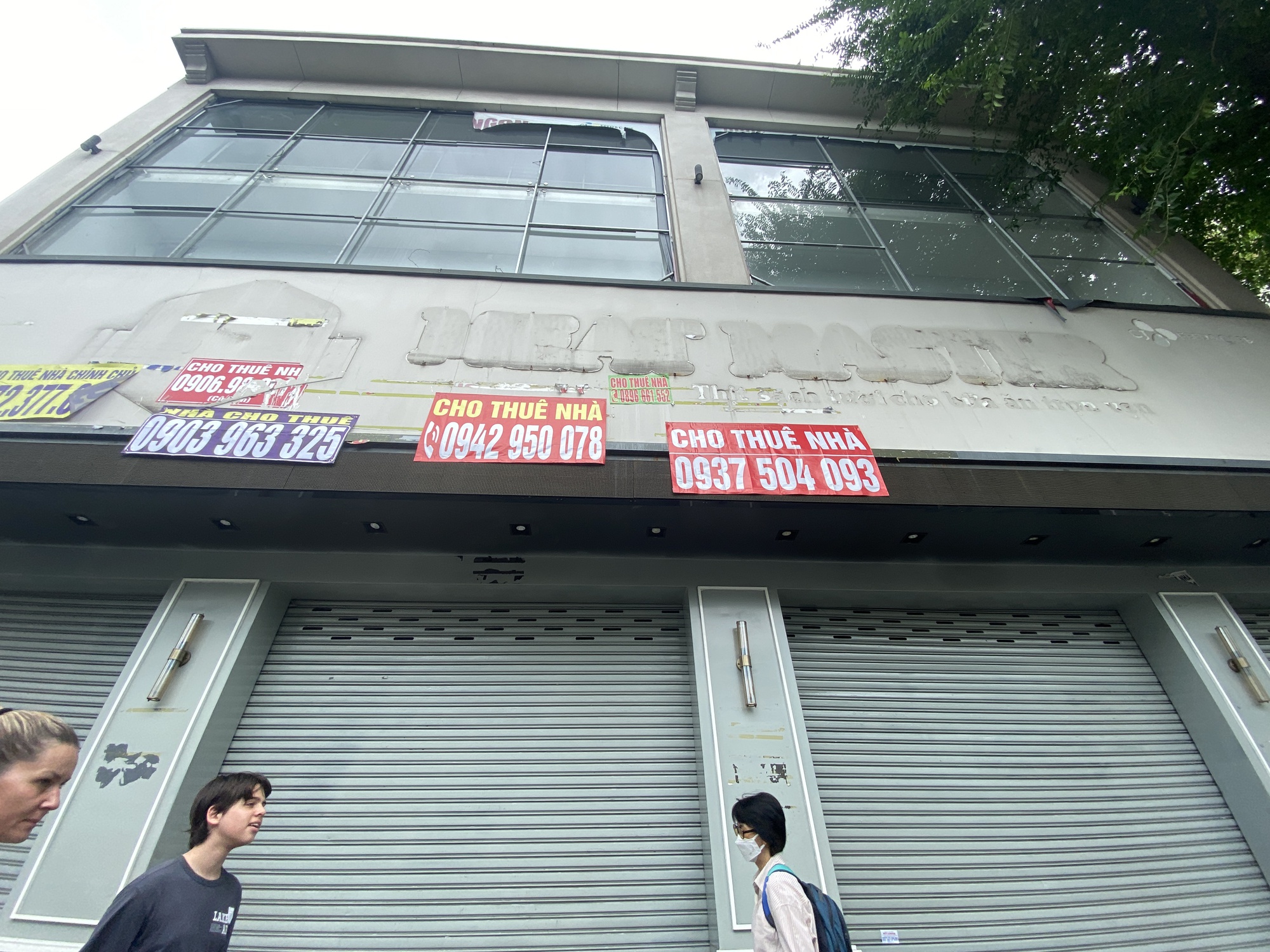 Khung cảnh lạ tại "khu nhà giàu" giữa lòng TP.HCM: Hàng loạt mặt bằng đóng cửa cho thuê, treo biển giảm giá vẫn không có khách- Ảnh 6.