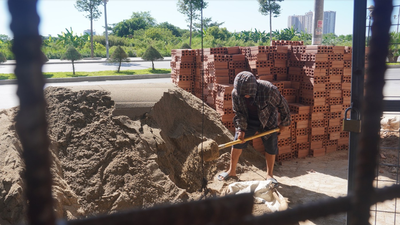 Vừa trộn xong mẻ vữa, chồng chết lặng nghe vợ báo tin 600 triệu đồng chuẩn bị cho con trai đi du học đã bị lừa mất sạch- Ảnh 1.