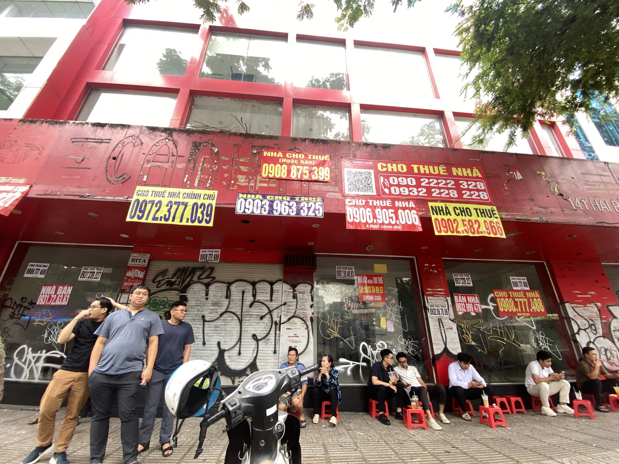 Khung cảnh lạ tại "khu nhà giàu" giữa lòng TP.HCM: Hàng loạt mặt bằng đóng cửa cho thuê, treo biển giảm giá vẫn không có khách- Ảnh 3.