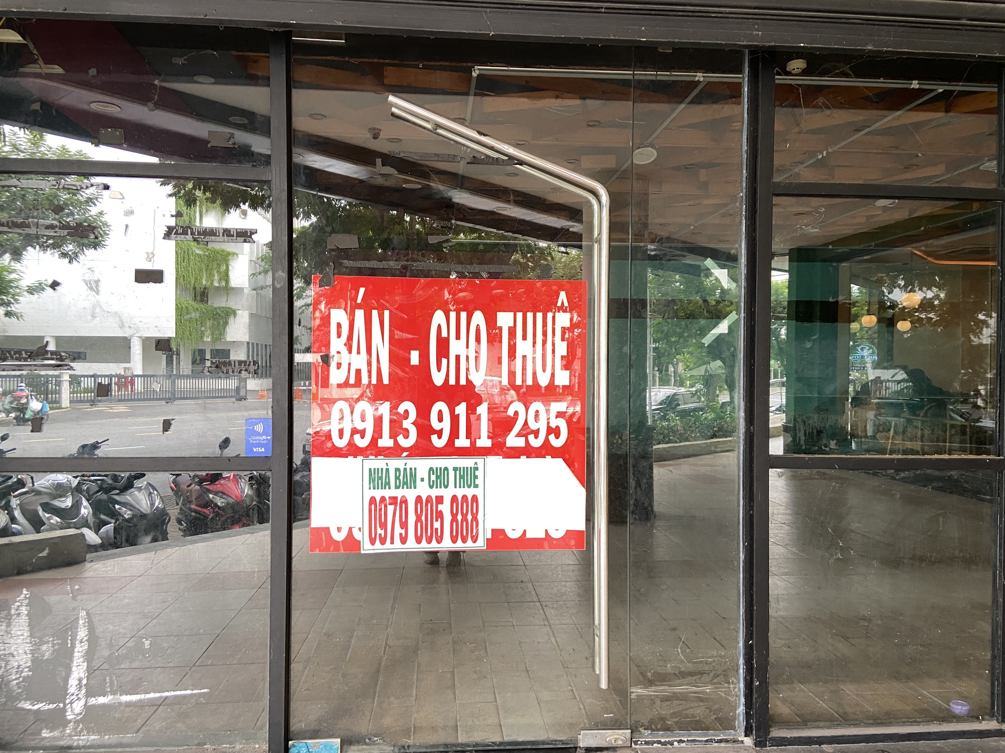 Khung cảnh lạ tại "khu nhà giàu" giữa lòng TP.HCM: Hàng loạt mặt bằng đóng cửa cho thuê, treo biển giảm giá vẫn không có khách- Ảnh 4.
