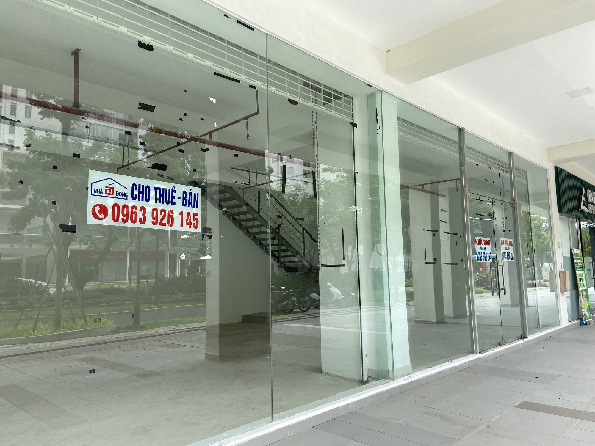 Khung cảnh lạ tại "khu nhà giàu" giữa lòng TP.HCM: Hàng loạt mặt bằng đóng cửa cho thuê, treo biển giảm giá vẫn không có khách- Ảnh 5.
