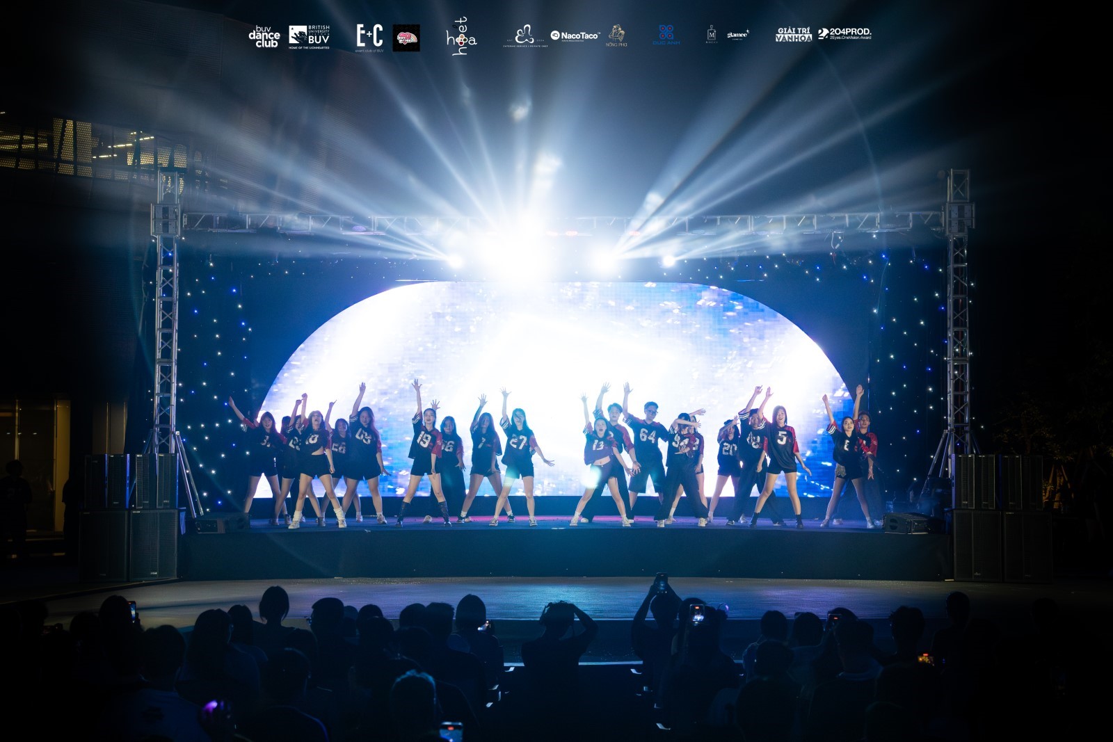 Bùng nổ “điệu nhảy đa vũ trụ” của sinh viên Trường ĐH Anh Quốc Việt Nam tại The Universe Showcase- Ảnh 1.