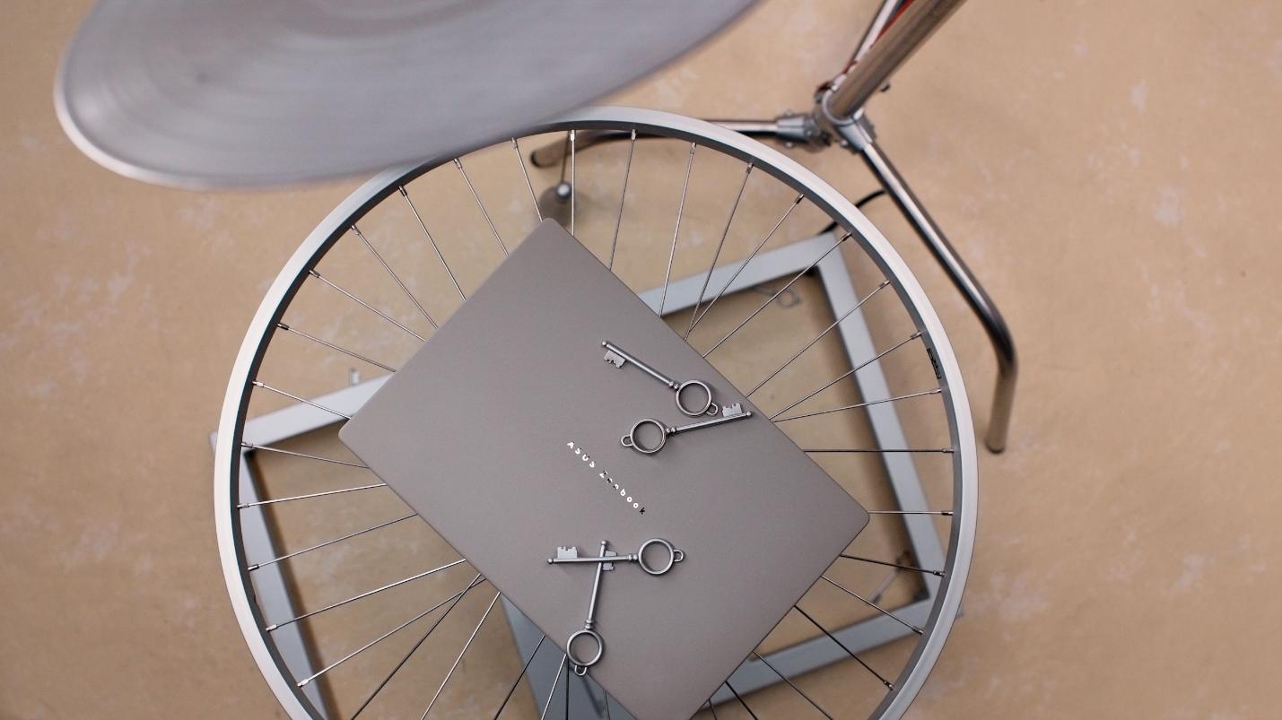 Zenbook 14: Tối giản để tinh tế, hiệu năng cao để nhẹ gánh mỗi ngày- Ảnh 3. Zenbook 14: Tối giản để tinh tế, hiệu năng cao để nhẹ gánh mỗi ngày- Ảnh 3.