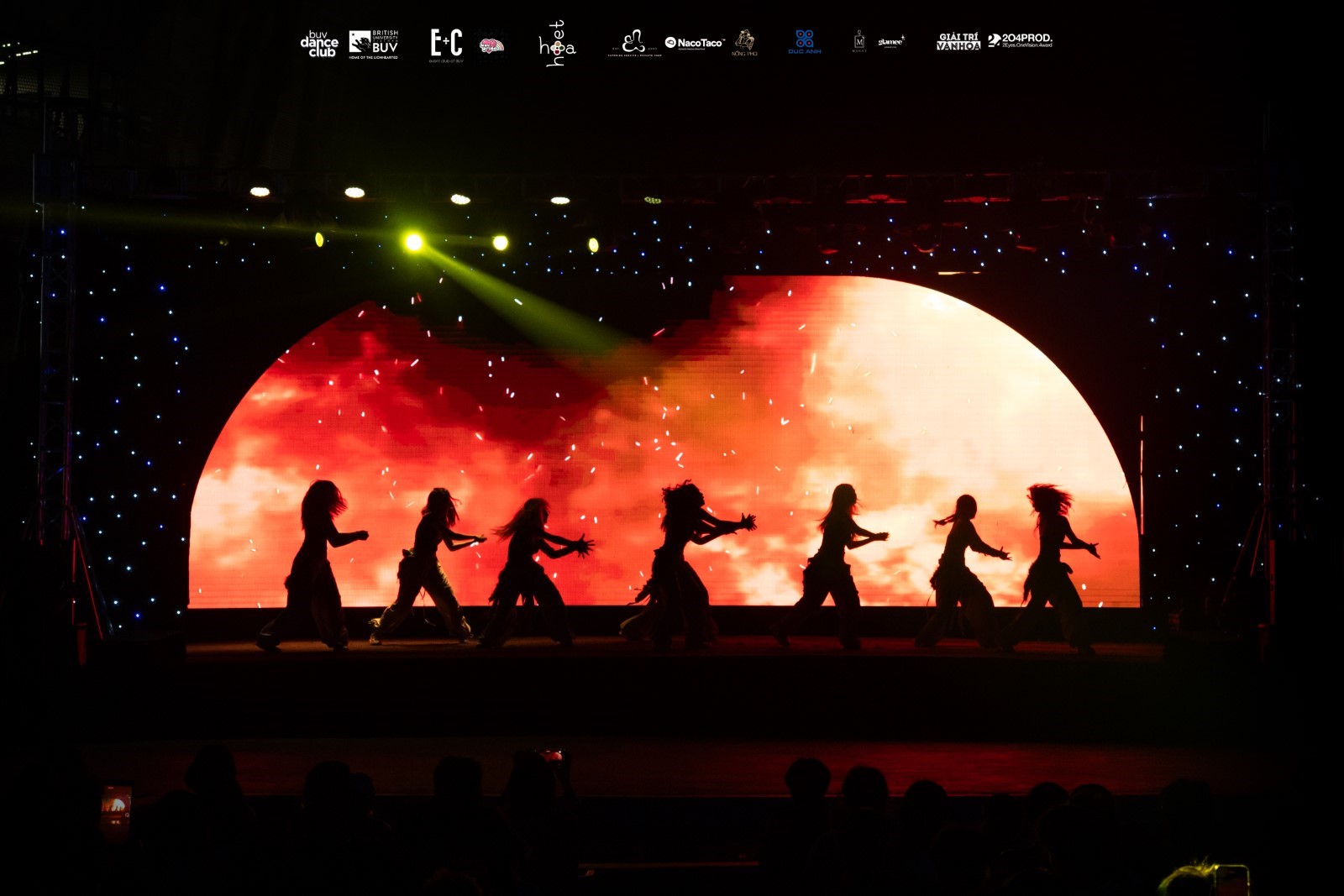 Bùng nổ “điệu nhảy đa vũ trụ” của sinh viên Trường ĐH Anh Quốc Việt Nam tại The Universe Showcase- Ảnh 3.