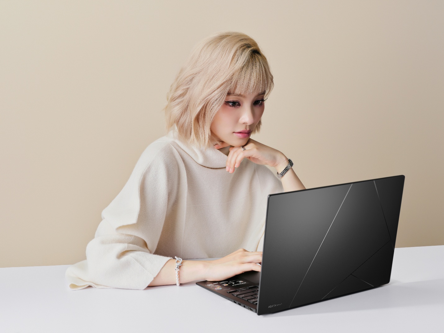 Zenbook 14: Tối giản để tinh tế, hiệu năng cao để nhẹ gánh mỗi ngày- Ảnh 5. Zenbook 14: Tối giản để tinh tế, hiệu năng cao để nhẹ gánh mỗi ngày- Ảnh 5.