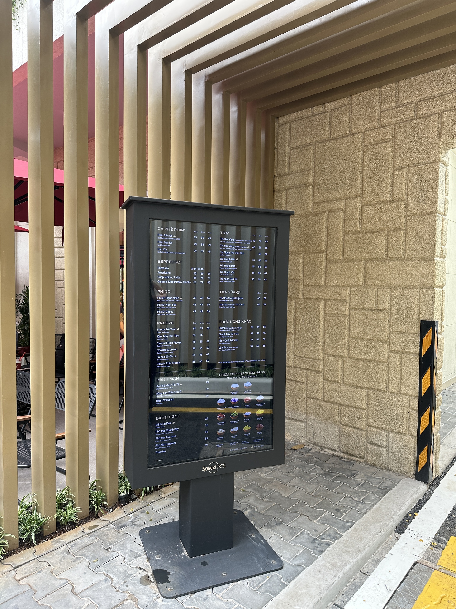 Xe thì ít mà người xếp hàng dài: Mô hình drive thru của Highlands vì sao lại 