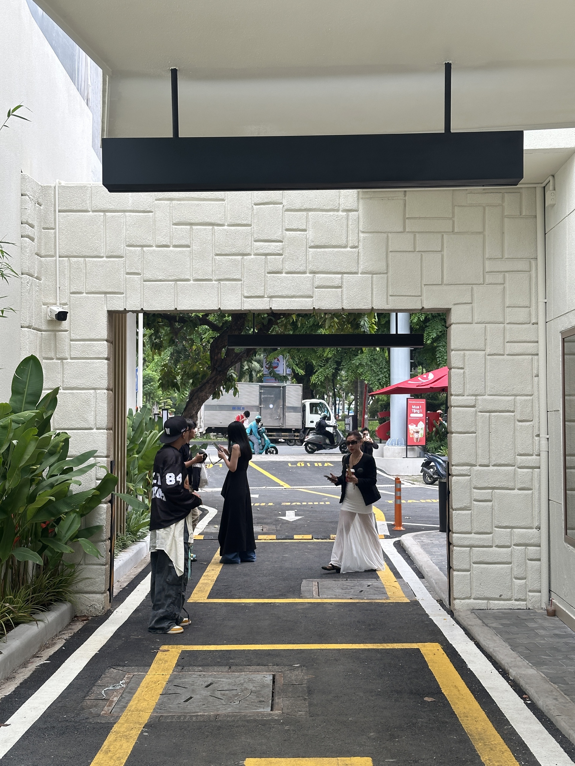 Xe thì ít mà người xếp hàng dài: Mô hình drive thru của Highlands vì sao lại 