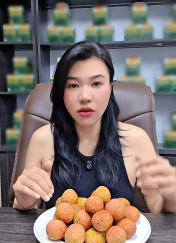 Mẹ Cua Cốm khen vải trứng Phù Cừ ngon nhất, người bán vải Thanh Hà: 