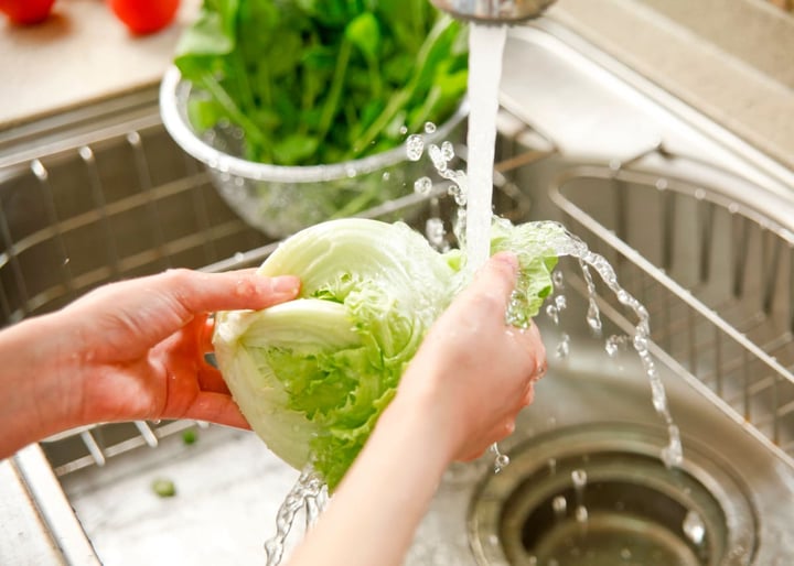 Chuyên gia hướng dẫn cách rửa rau loại bỏ thuốc trừ sâu, chất kích thích- Ảnh 1.